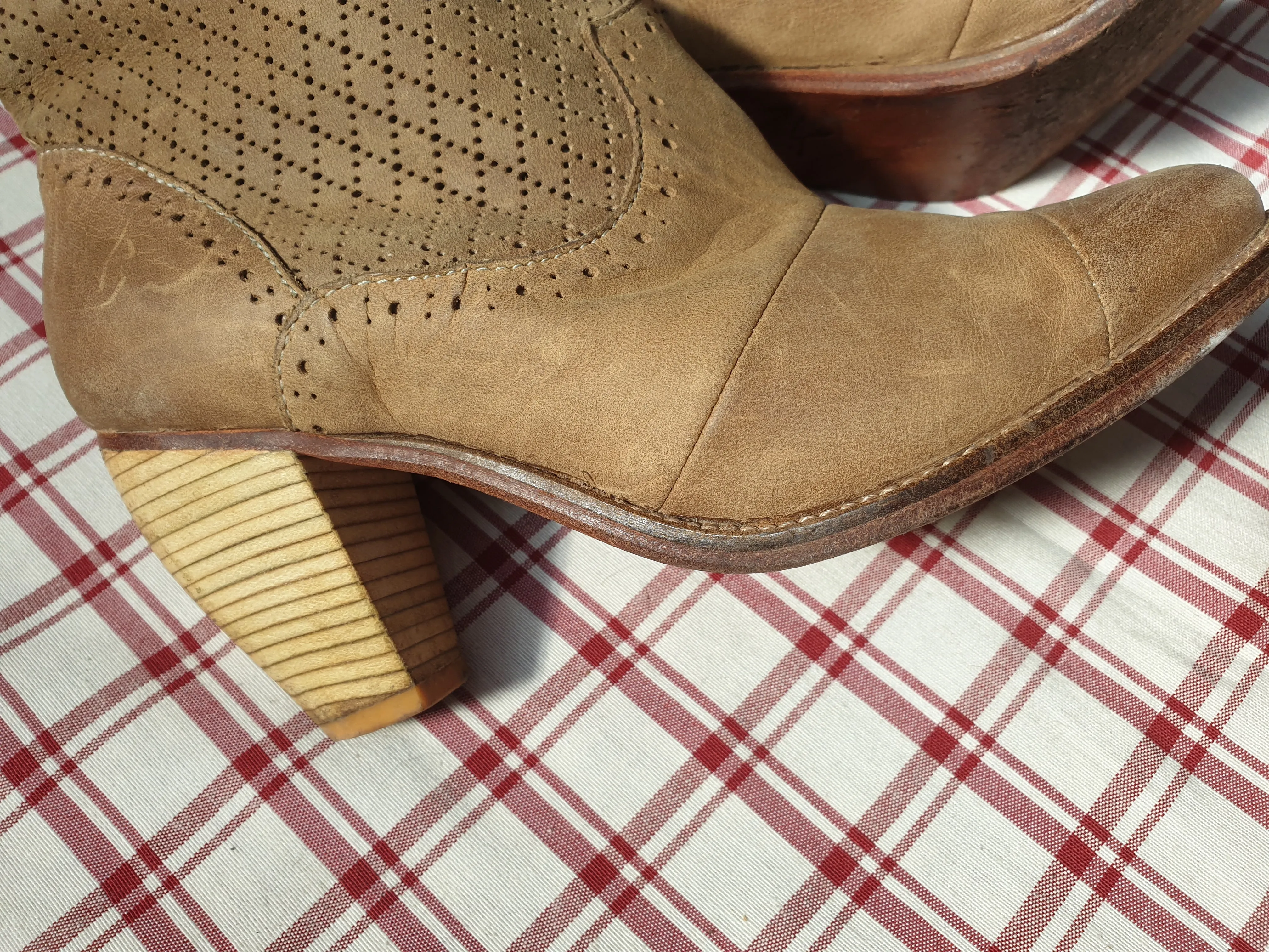 Beige leather heeled boots, size 4 FREE POSTAGE ✅