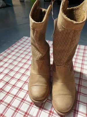 Beige leather heeled boots, size 4 FREE POSTAGE ✅