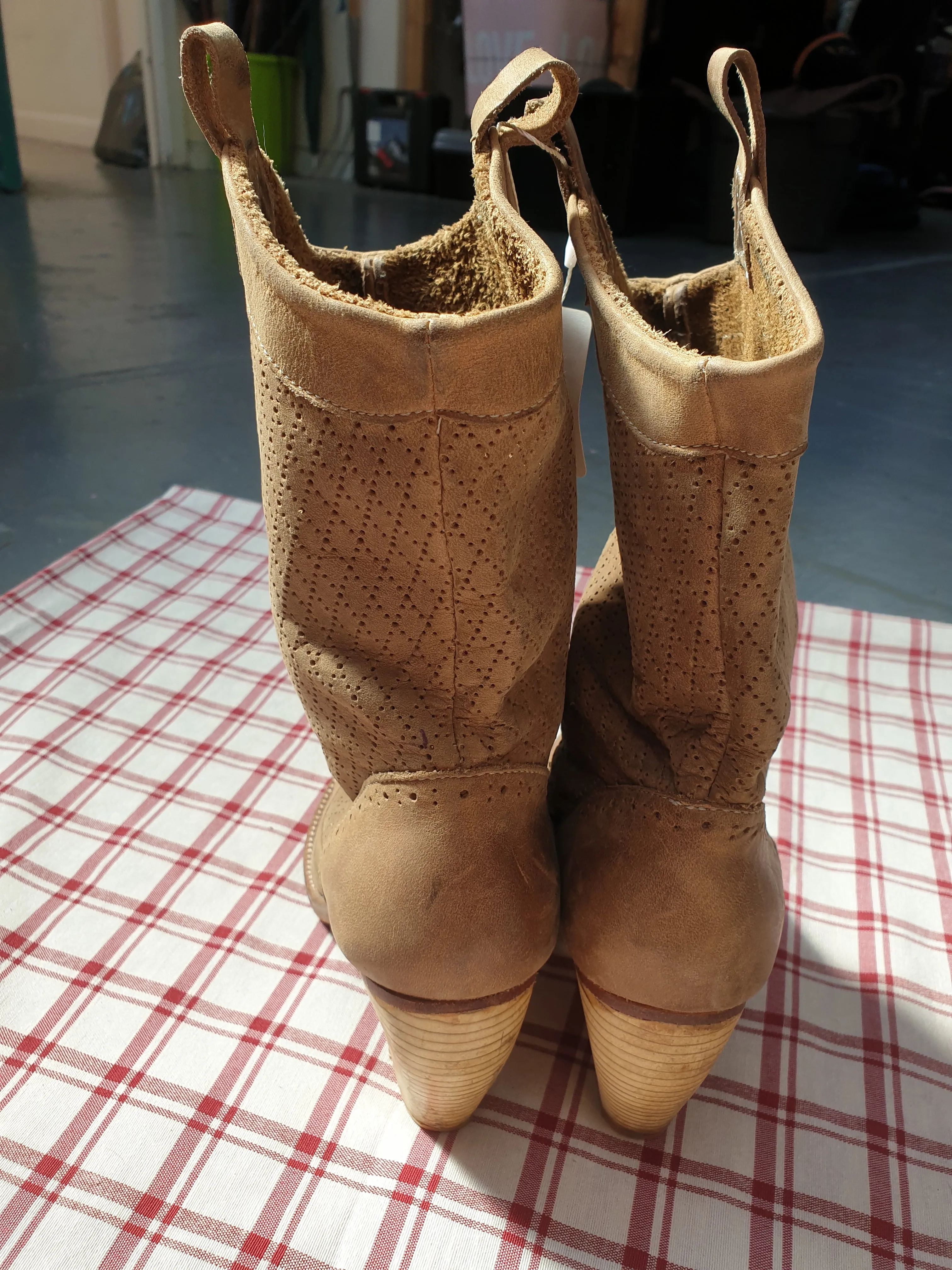 Beige leather heeled boots, size 4 FREE POSTAGE ✅