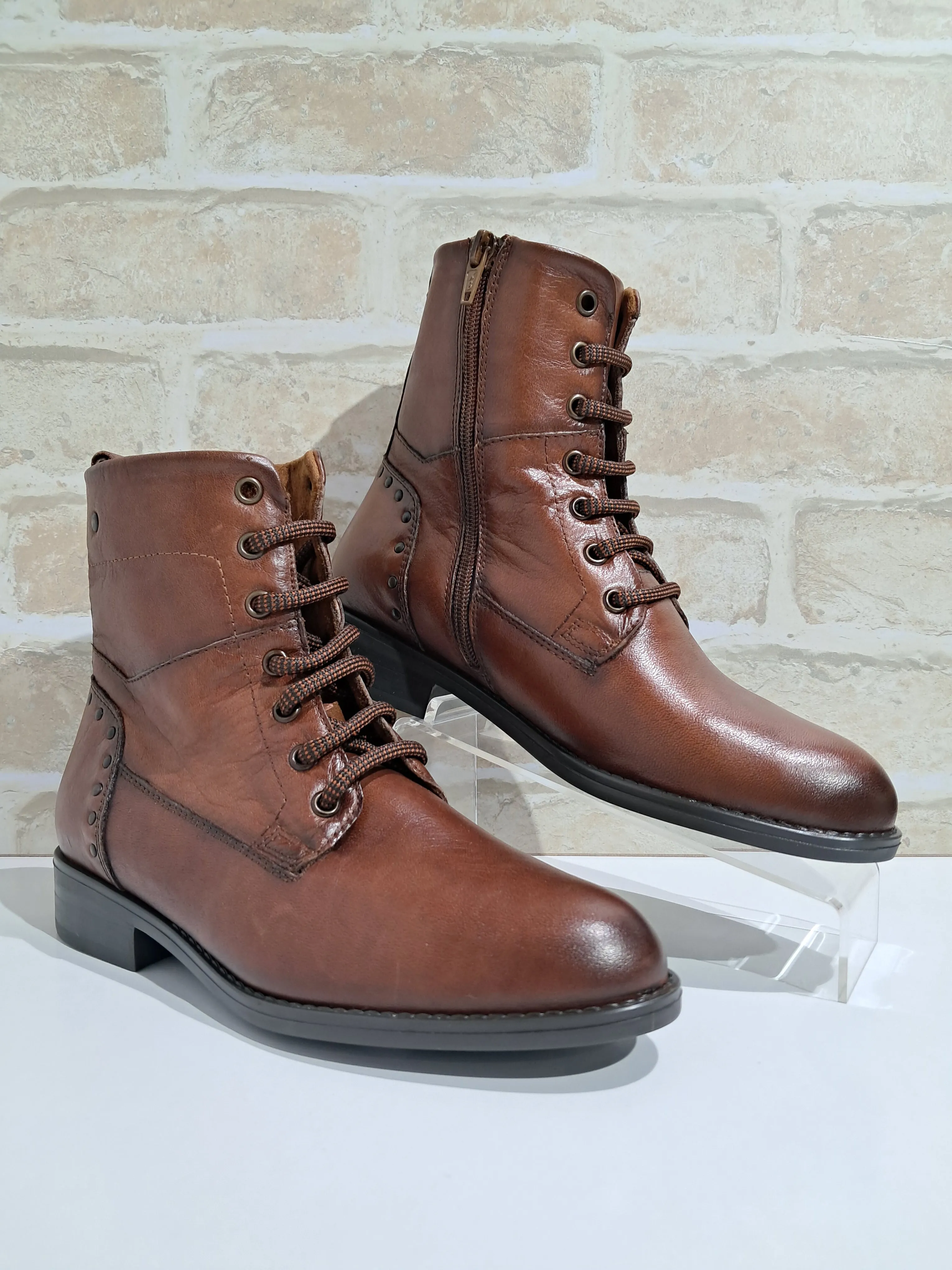 Gavotte Cuero by Zeta
