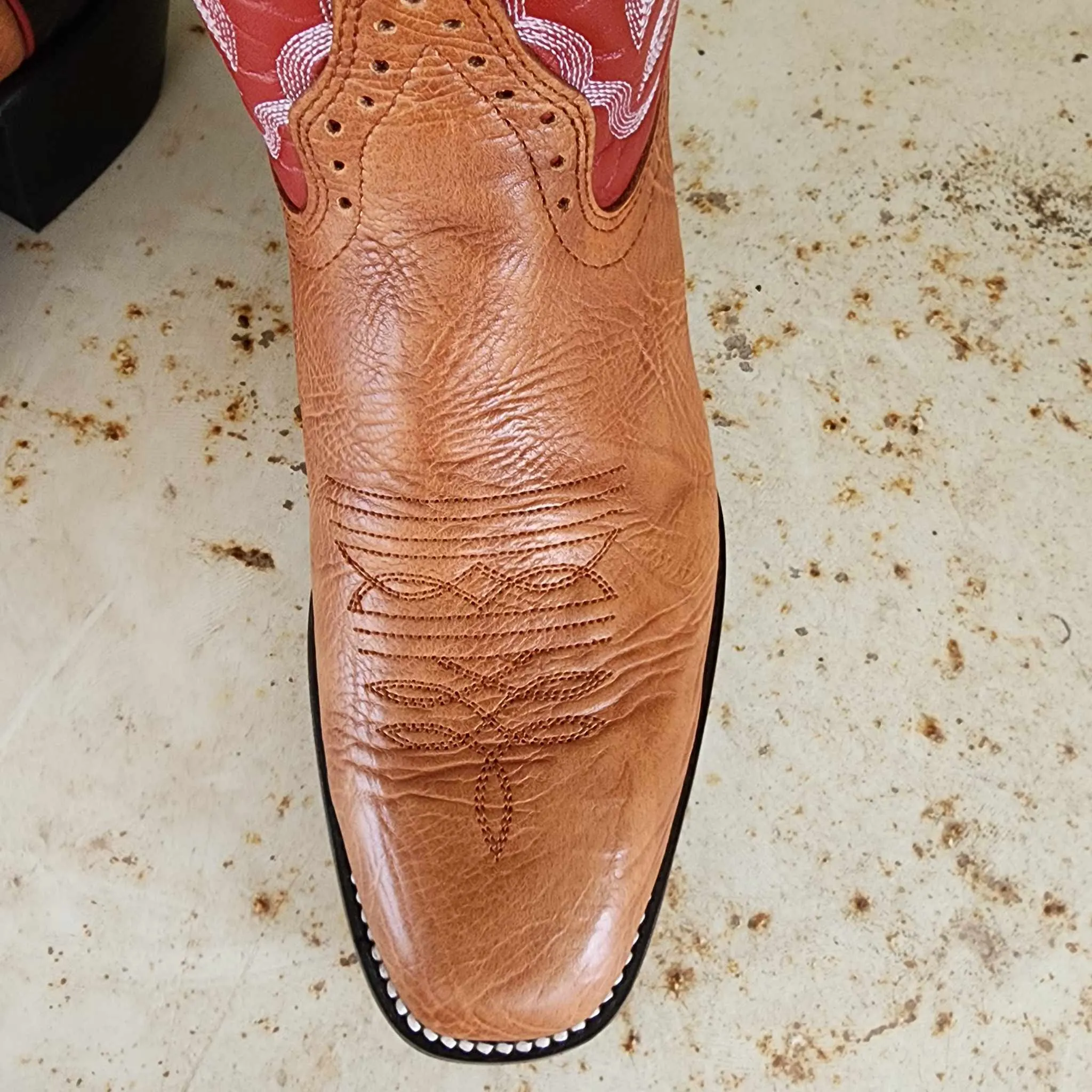 Hondo Picosa Creek Exclusive Walnut Spanish Shoulder w/Red Cow - The Roughstock Red Boot